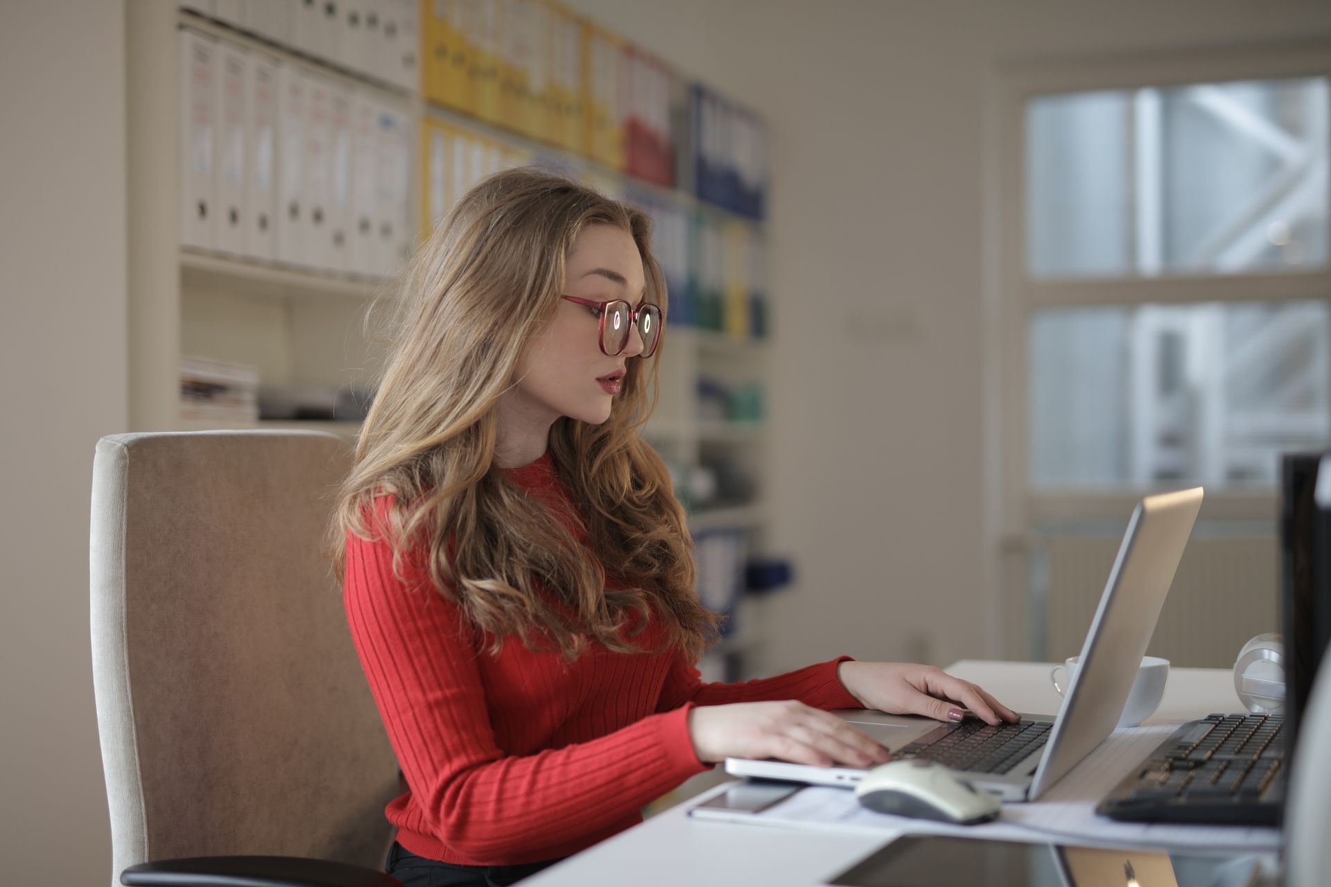 Freiberufliche Fachkraft arbeitet konzentriert am Laptop