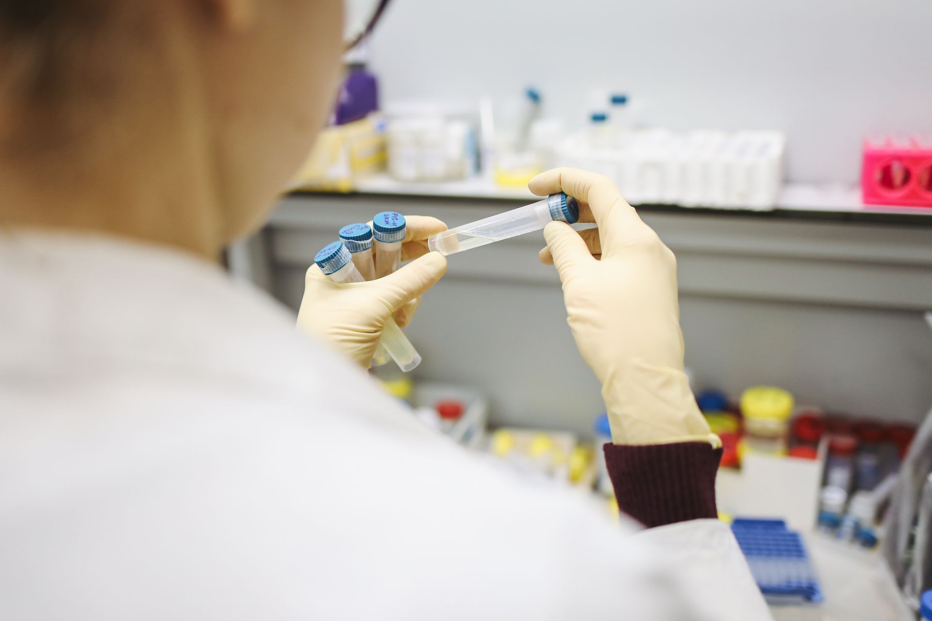 Clinical Research Associate analysiert Proben im Labor